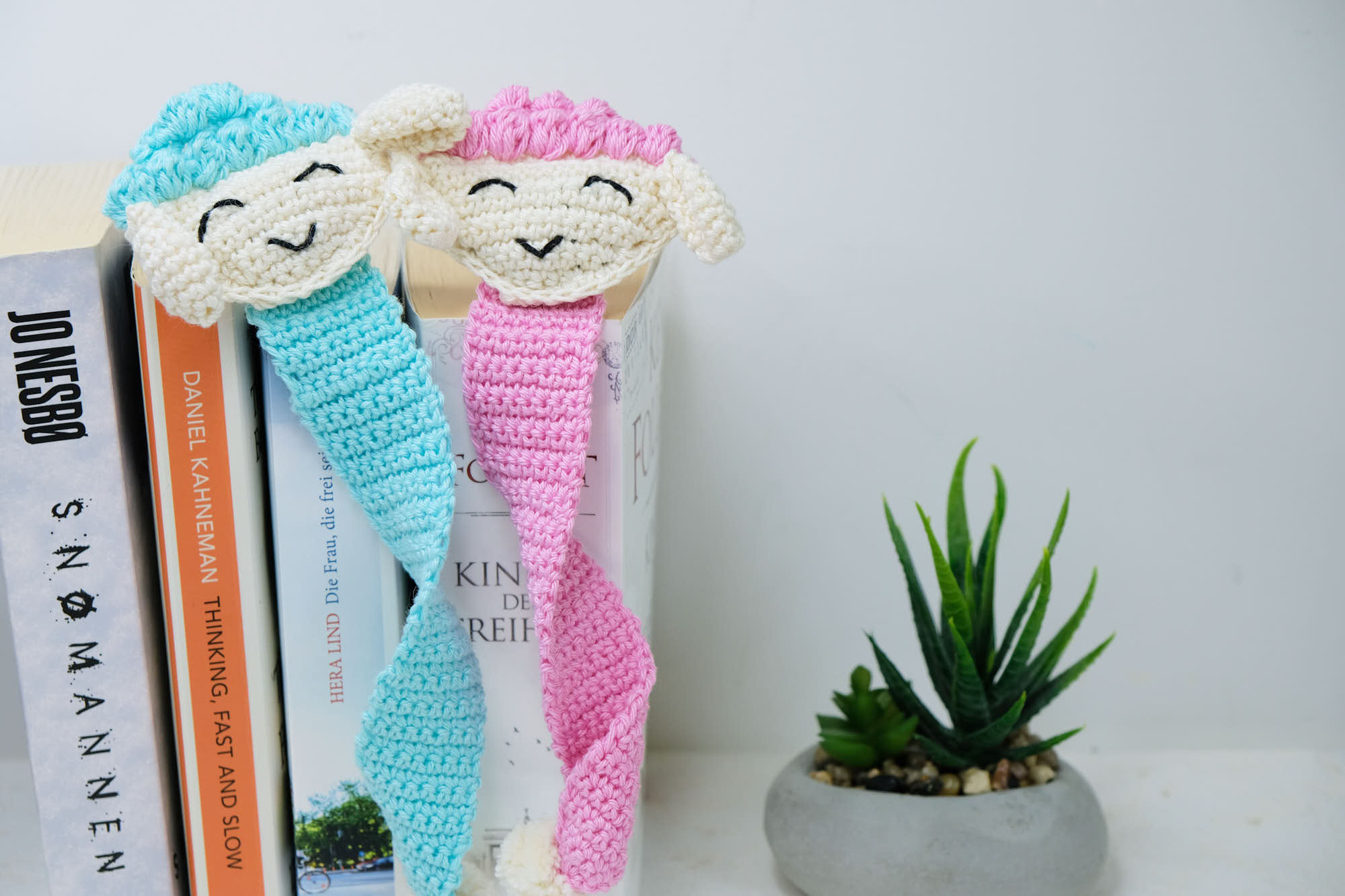 sverre-the-bookworm-crochet-bookmark-pattern-free-pattern