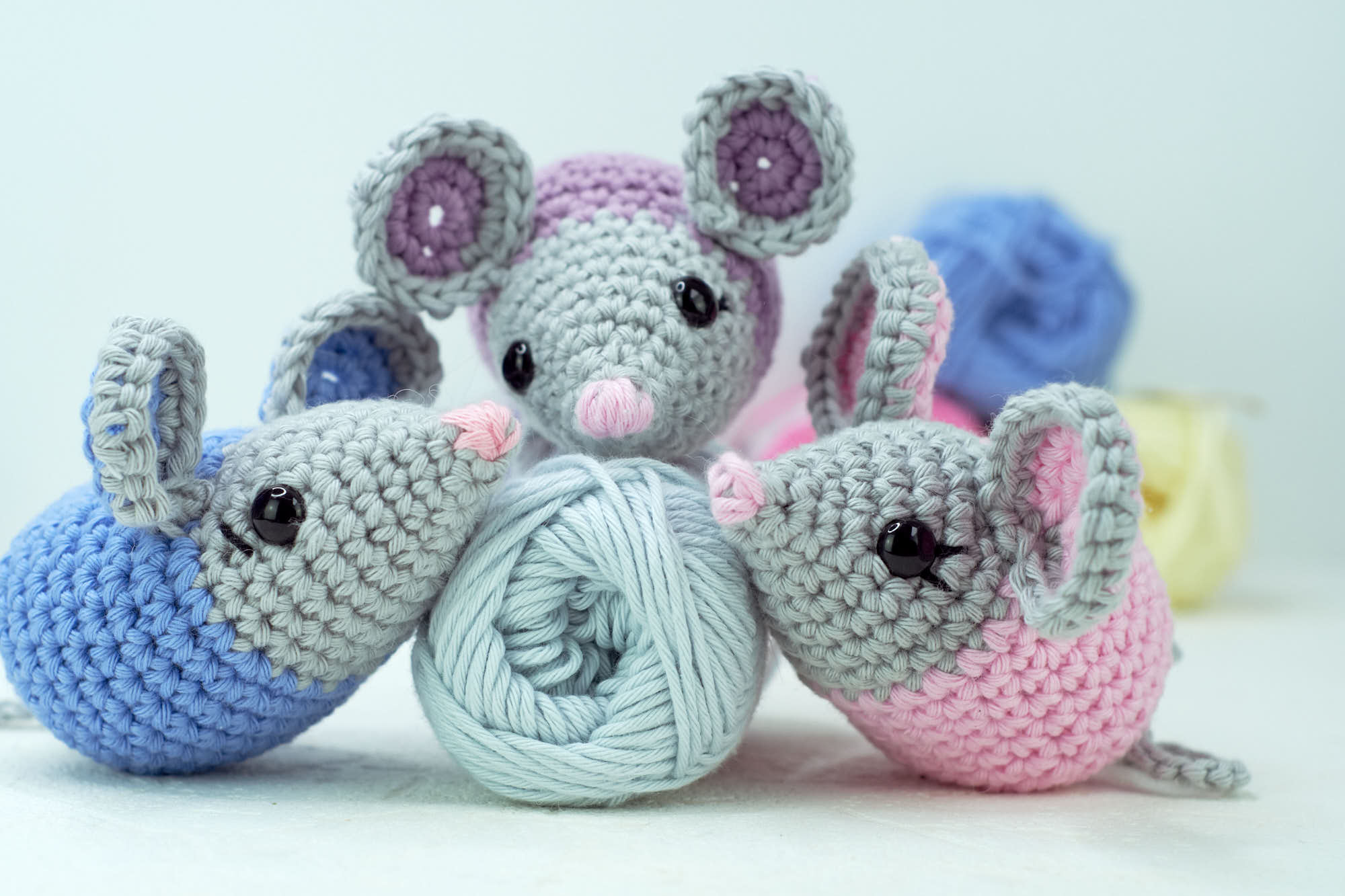 How to crochet an easy amigurumi mouse - a free crochet pattern