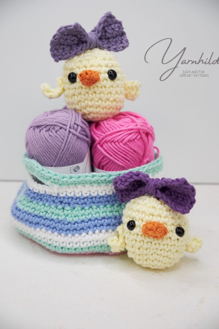 How to crochet super easy amigurumi chickens.