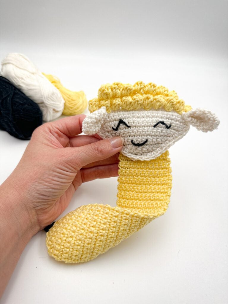 How to crochet a cute bookmark - Crochet a gift for a bookworm