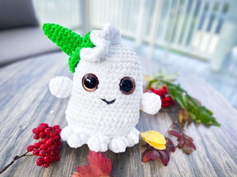 How to crochet the cutest Halloween ghost - A free amigurumi ghost pattern