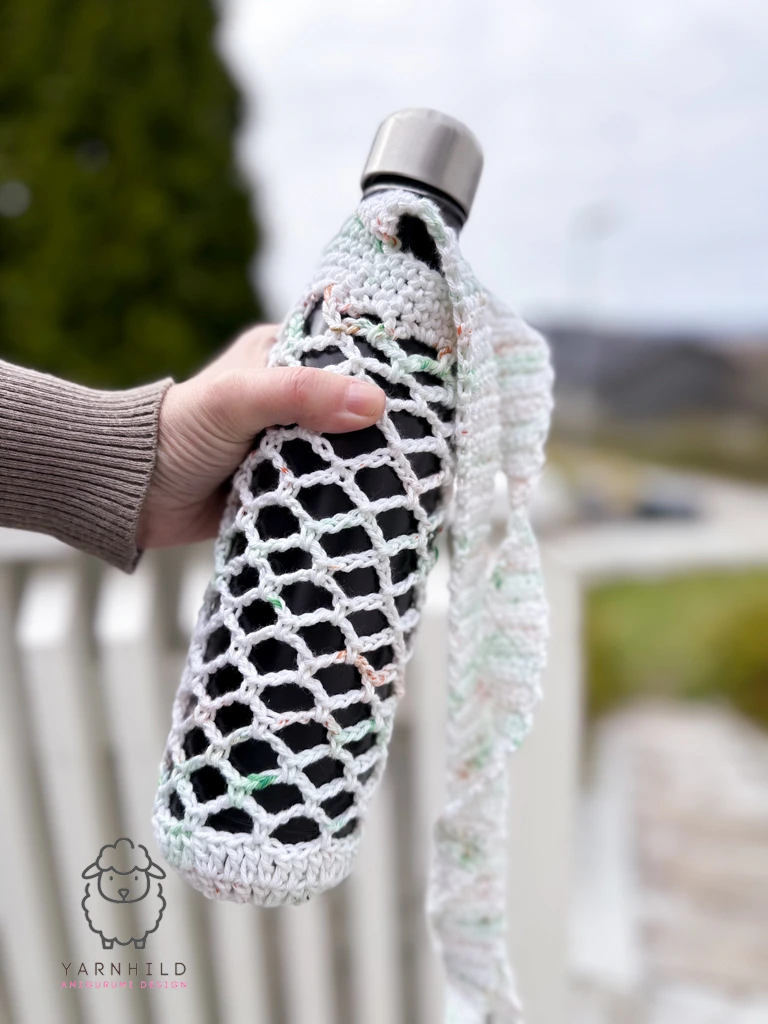 Crochet drink bottle holder made with cotton yarn