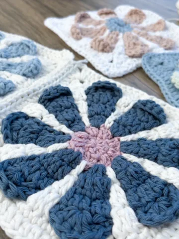 crochet retro daisy granny square